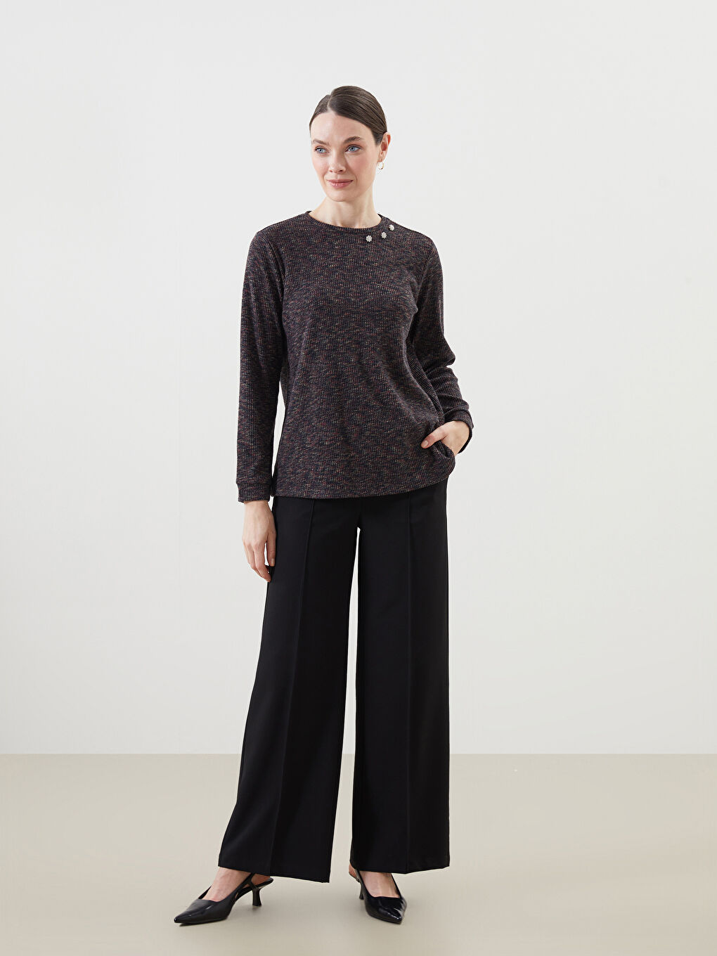 Siyah Bisiklet Yaka Taşlı Kadın Bluz-1