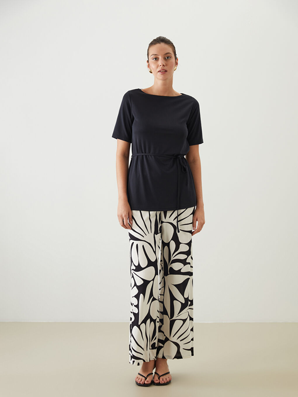 Siyah Bisiklet Yaka Kadın Tişört-1