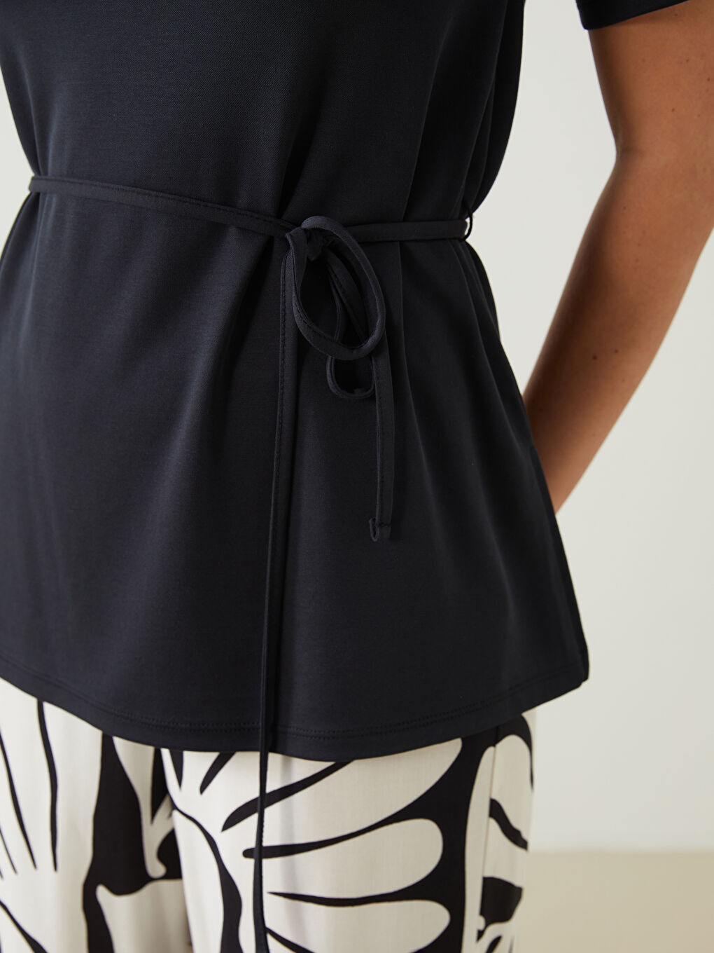 Siyah Bisiklet Yaka Kadın Tişört-2