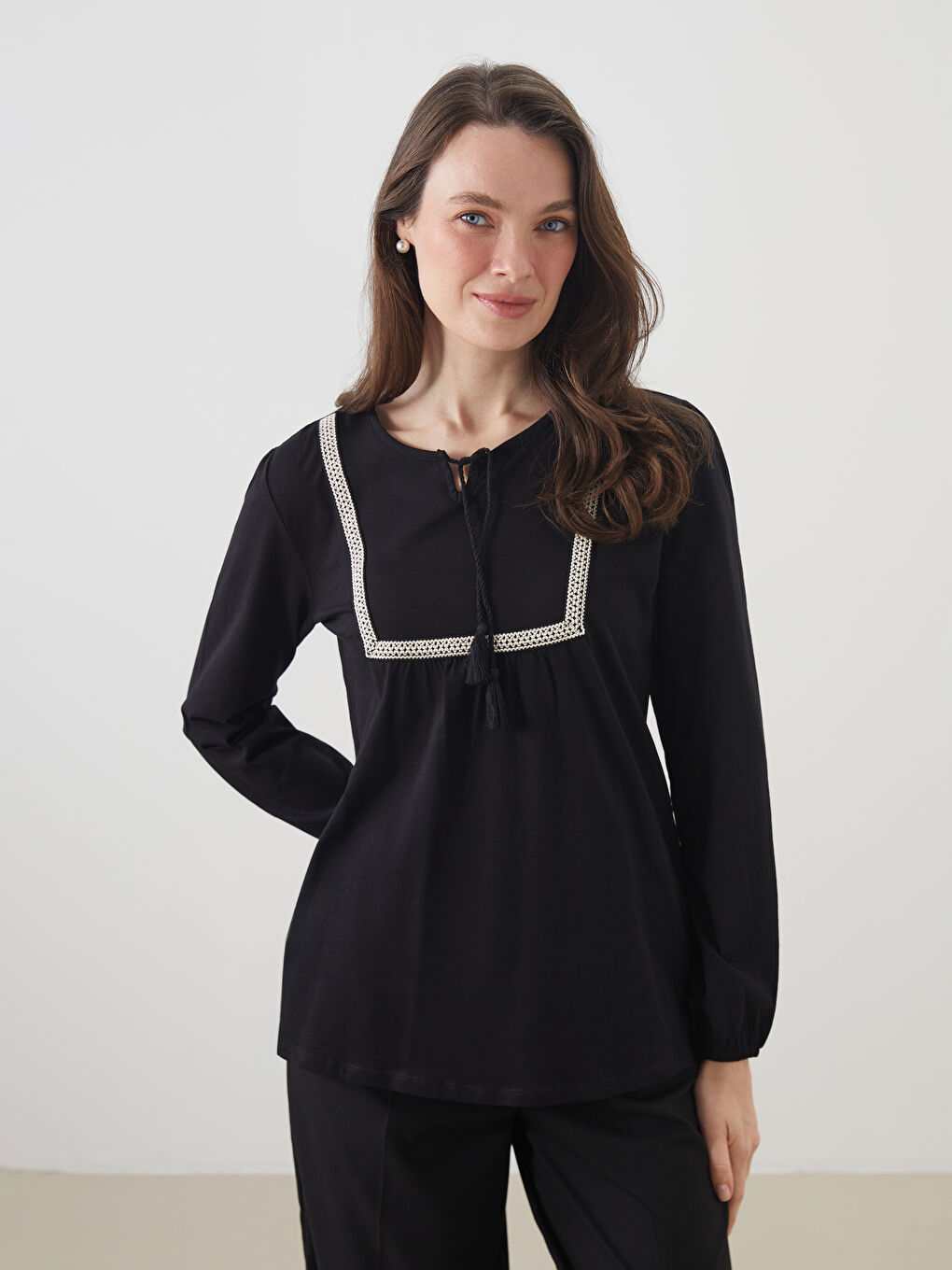Siyah Bağlamalı Yaka Nakışlı Kadın Bluz