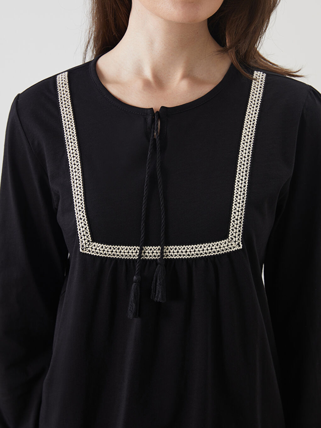 Siyah Bağlamalı Yaka Nakışlı Kadın Bluz-2