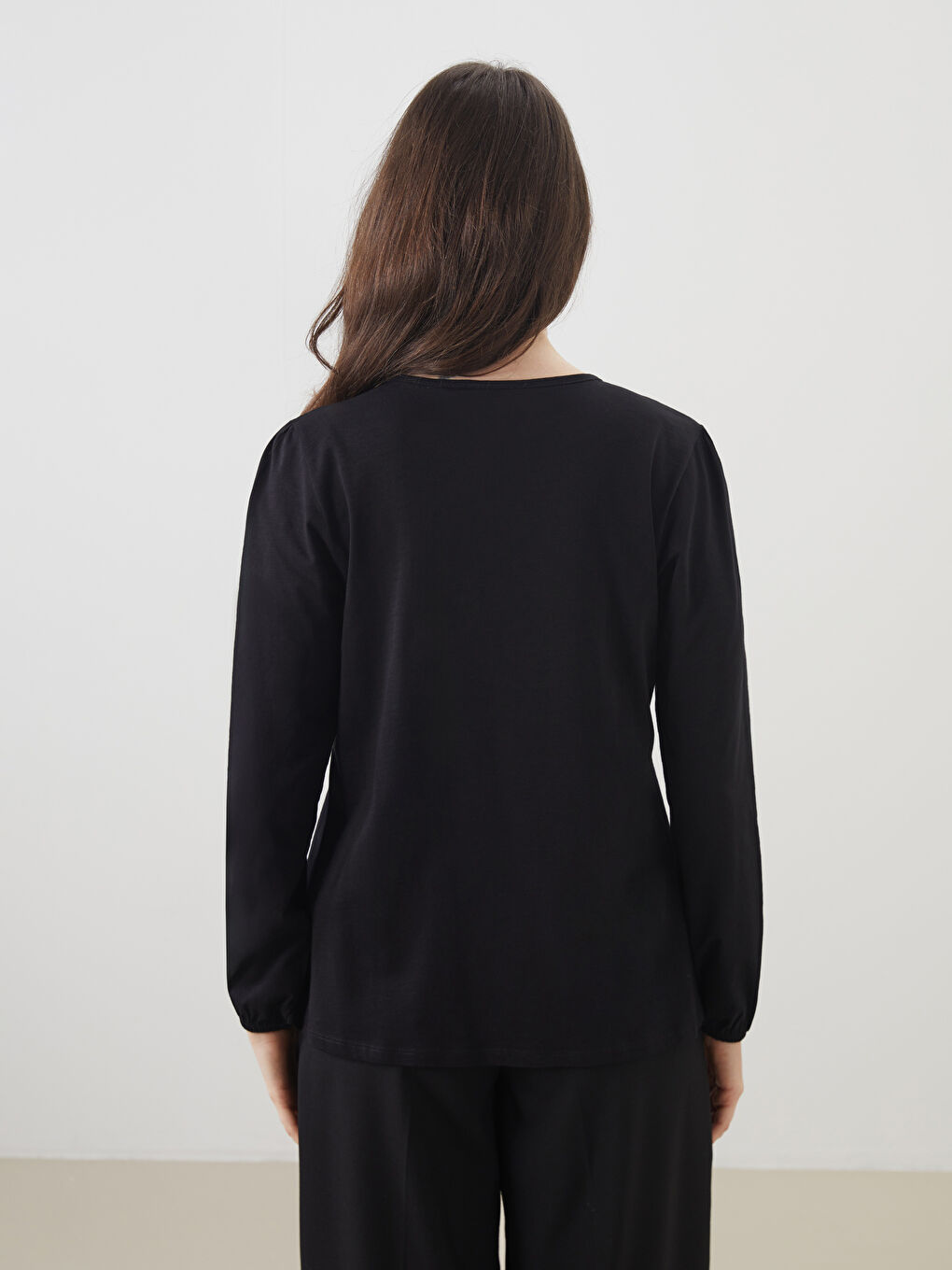 Siyah Bağlamalı Yaka Nakışlı Kadın Bluz-3