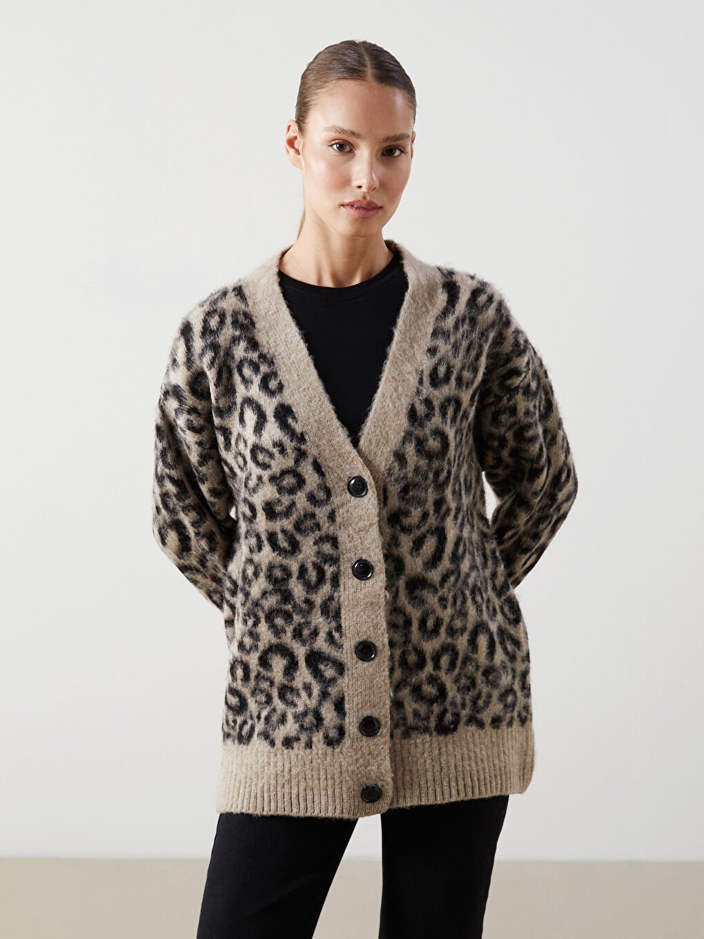 Bej V Yaka Leopar Desenli Kadın Triko Hırka