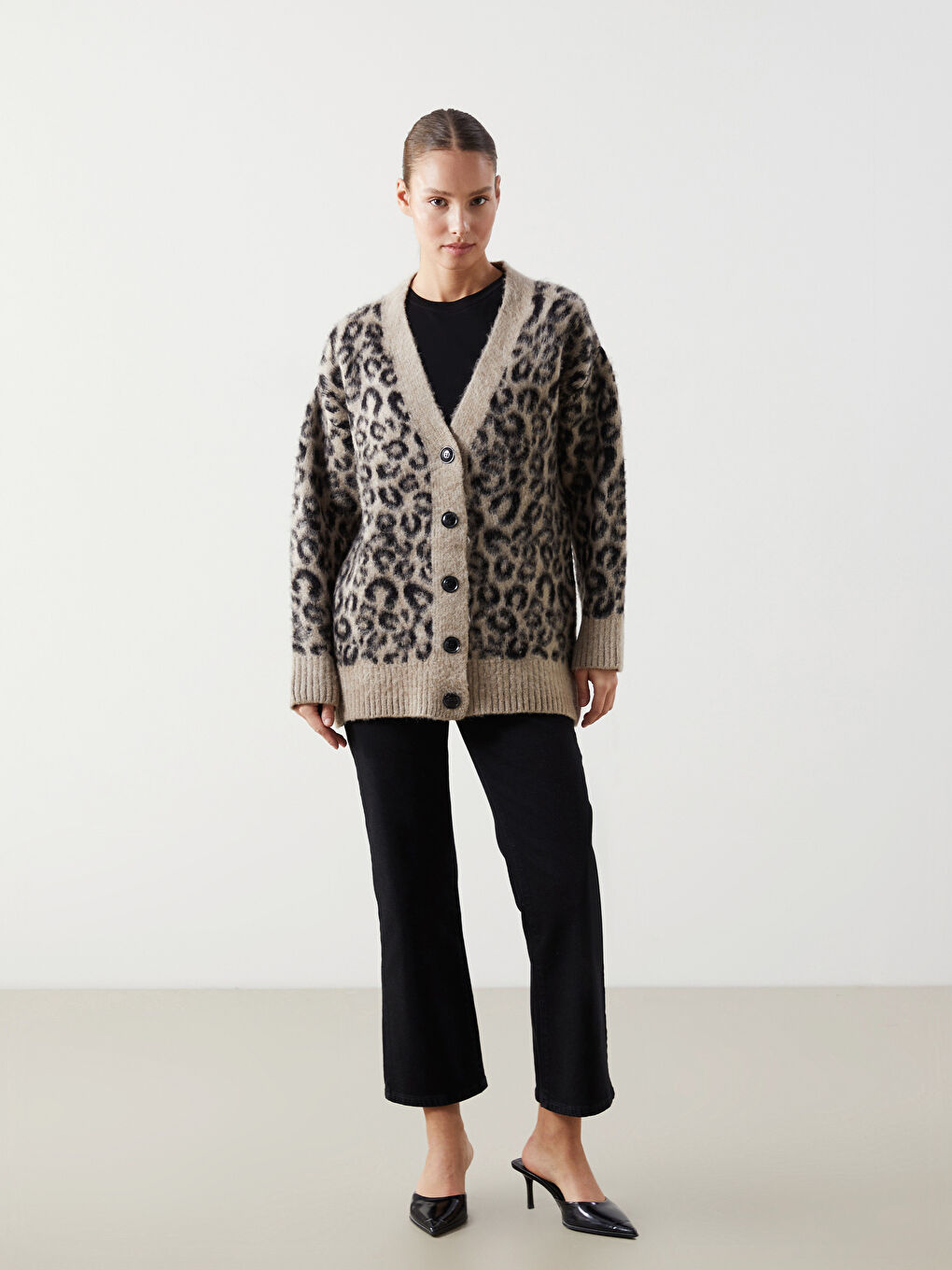 Bej V Yaka Leopar Desenli Kadın Triko Hırka-1