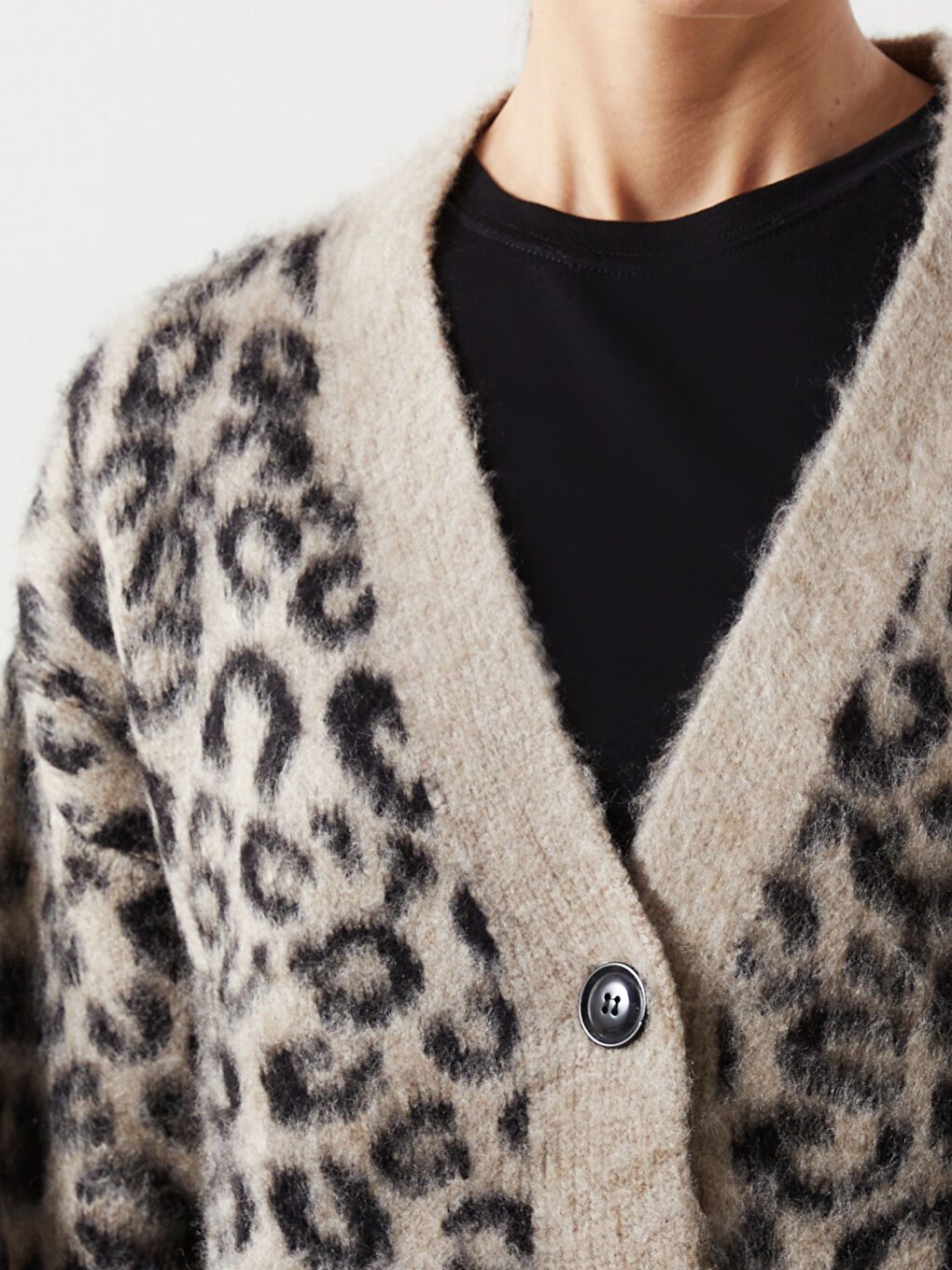 Bej V Yaka Leopar Desenli Kadın Triko Hırka-2