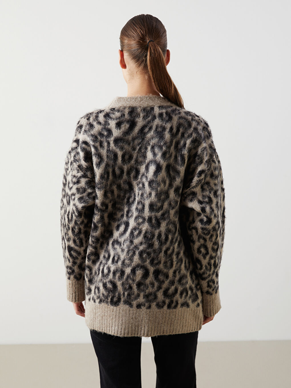 Bej V Yaka Leopar Desenli Kadın Triko Hırka-3