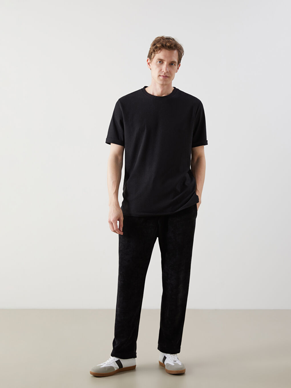 Siyah Bisiklet Yaka Kısa Kollu Erkek Dokulu Tişört-1