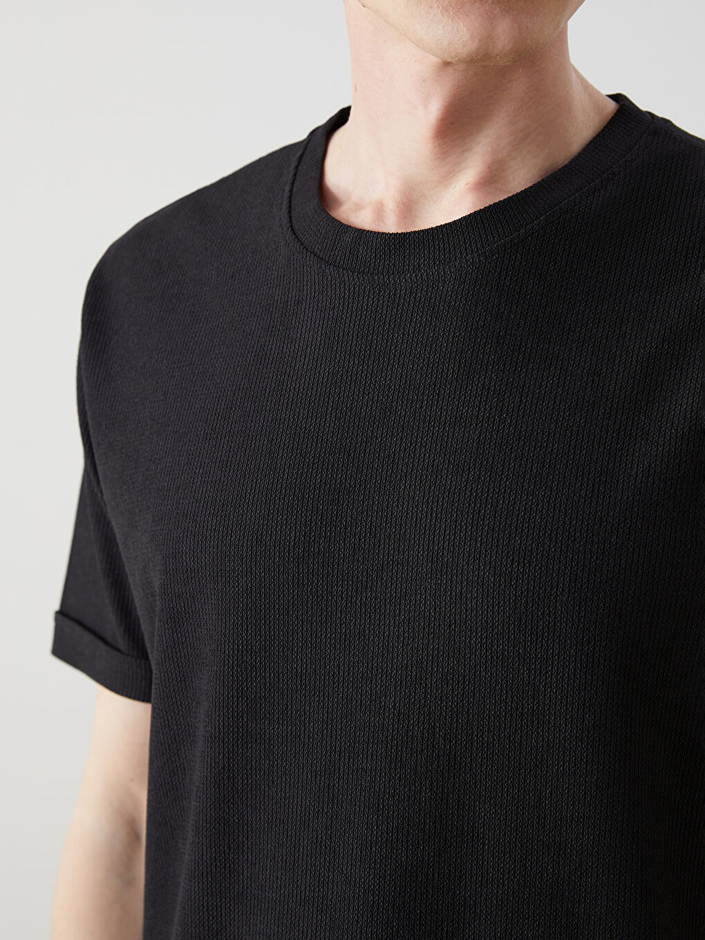 Siyah Bisiklet Yaka Kısa Kollu Erkek Dokulu Tişört-2