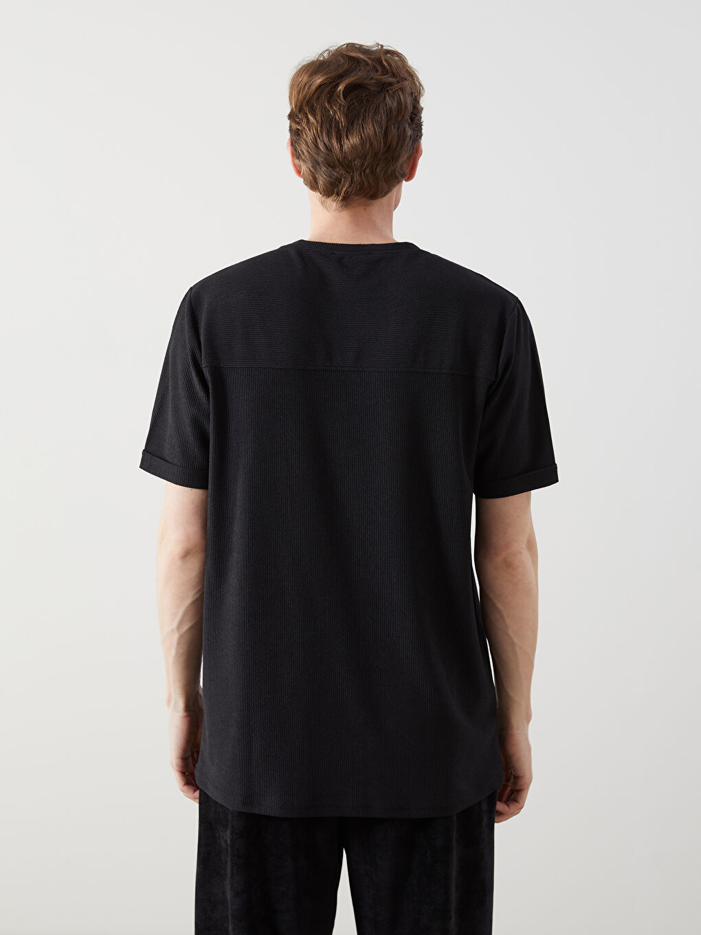 Siyah Bisiklet Yaka Kısa Kollu Erkek Dokulu Tişört-3