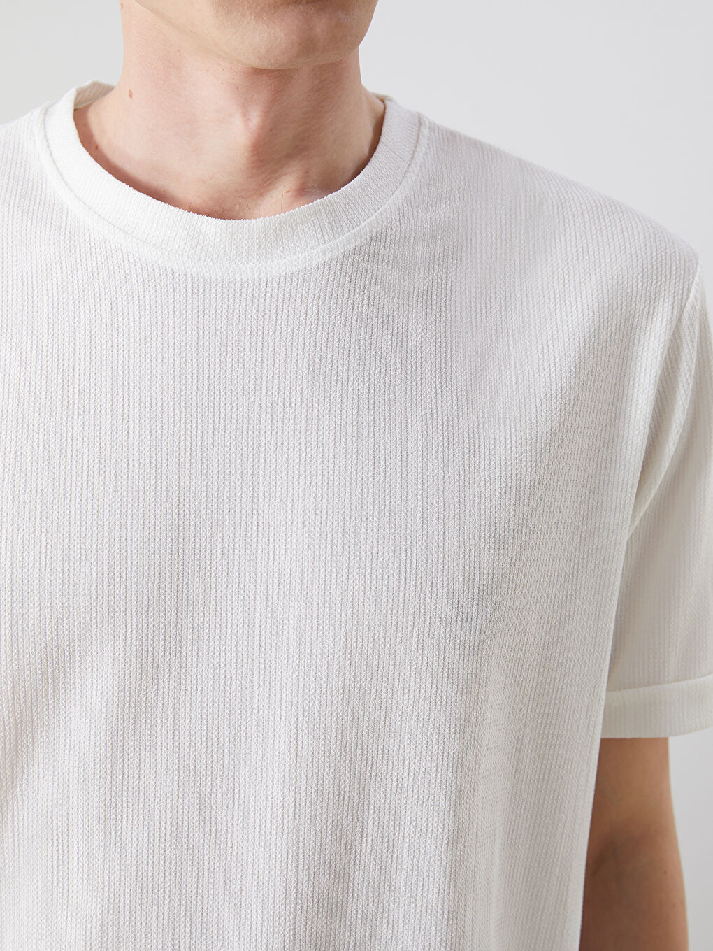 Ekru Bisiklet Yaka Kısa Kollu Erkek Dokulu Tişört-2