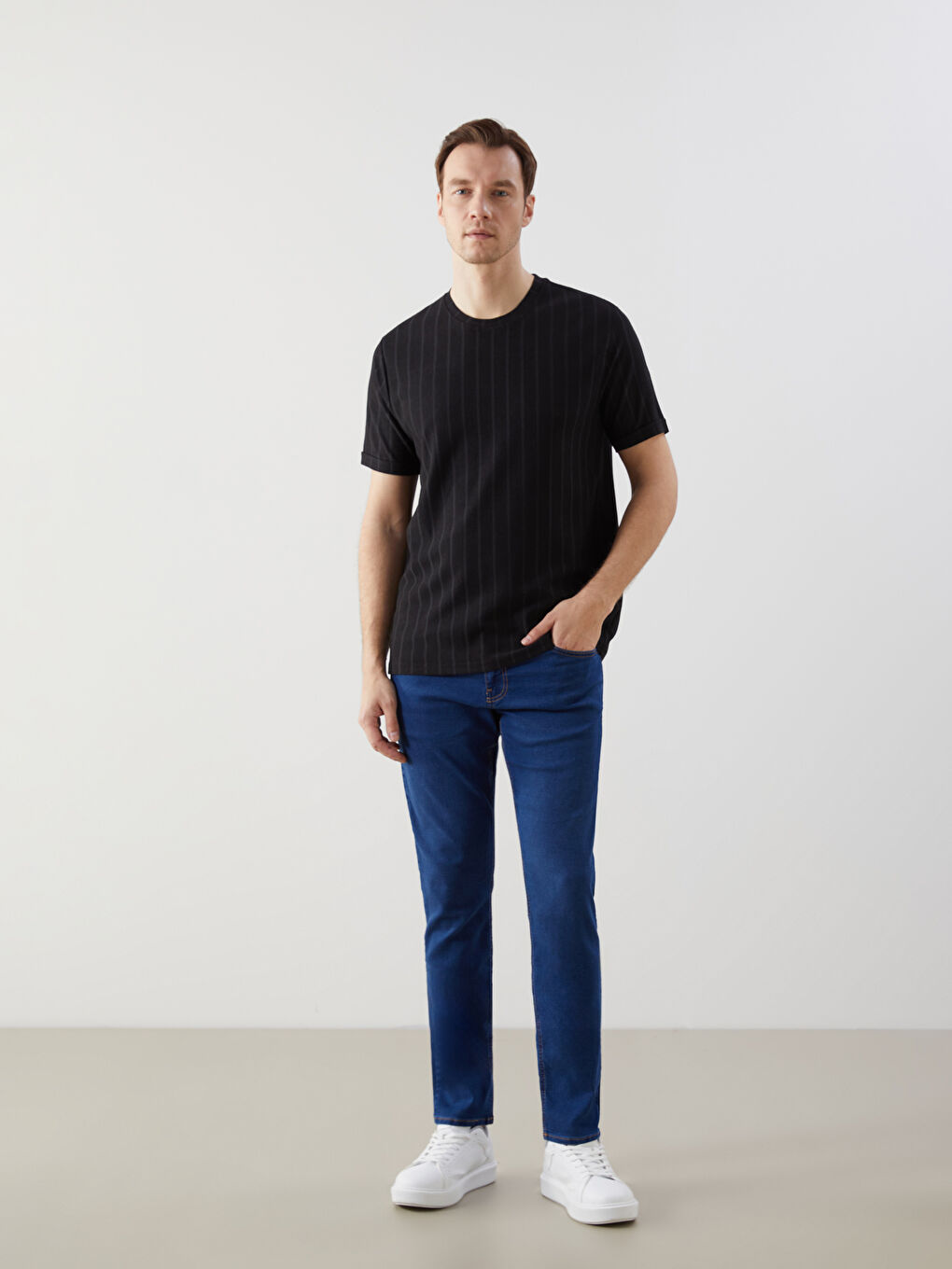 Siyah Bisiklet Yaka Erkek Dokulu Tişört-1