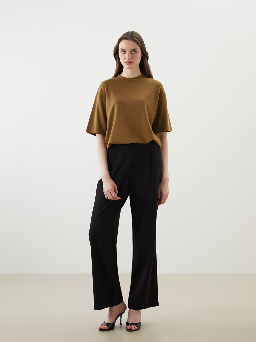 Haki Bisiklet Yaka Kadın Tişört-1