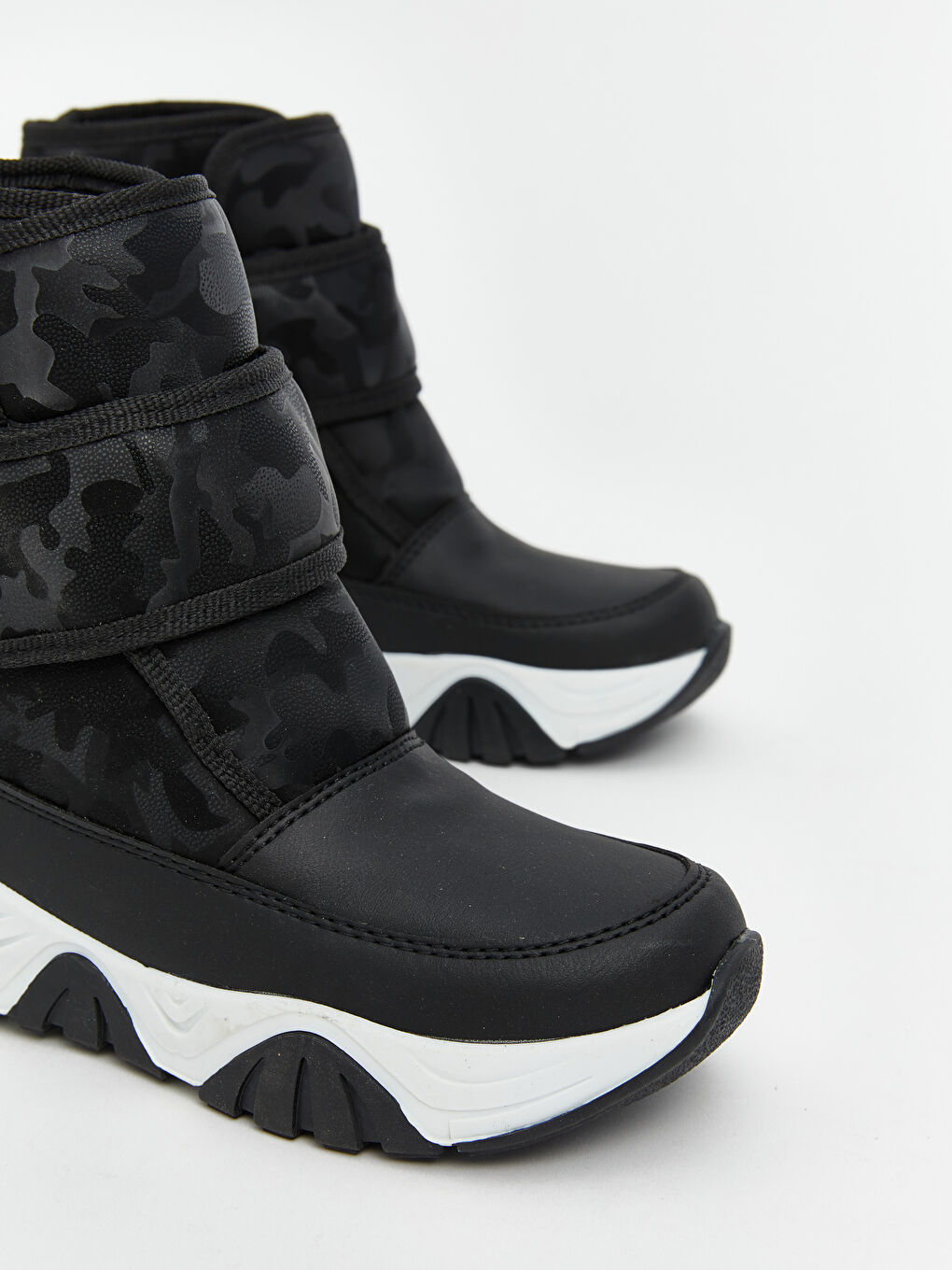 Siyah Deri Görünümlü Erkek Çocuk Cırt Cırtlı  Kar Botu-2