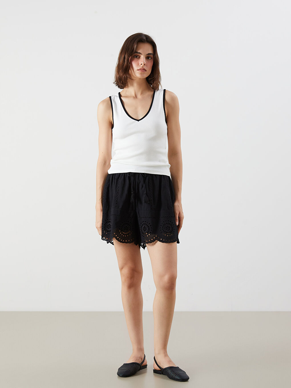 شورت للسيدات مخرّم تريكو بخصر مرن