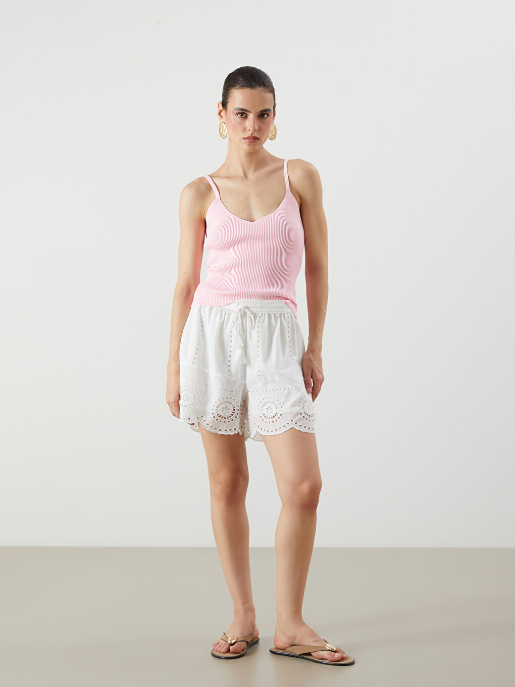 شورت للسيدات مخرّم تريكو بخصر مرن