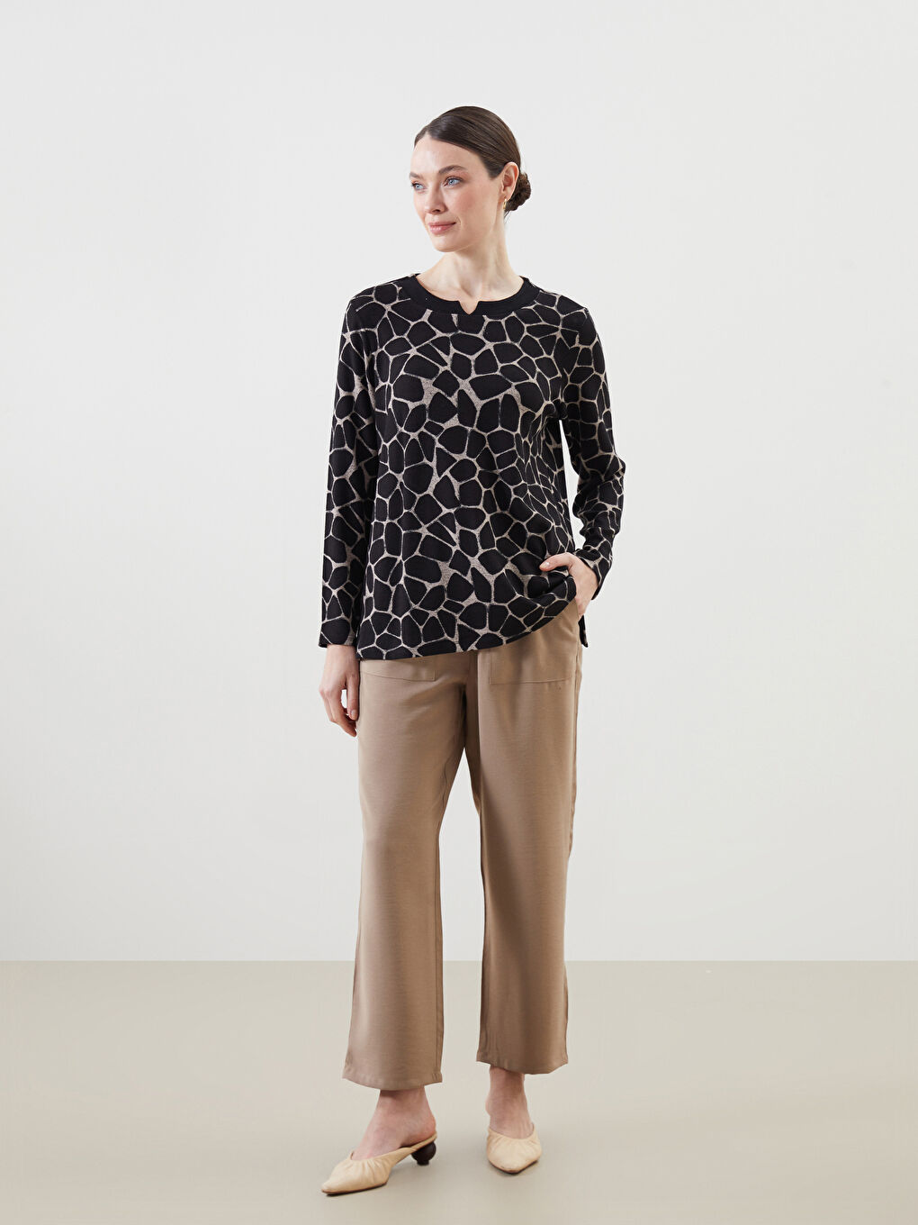 Siyah Kaçık Yaka Desenli Kadın Bluz-1