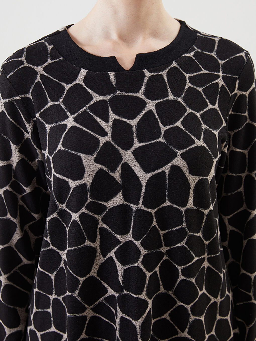 Siyah Kaçık Yaka Desenli Kadın Bluz-2