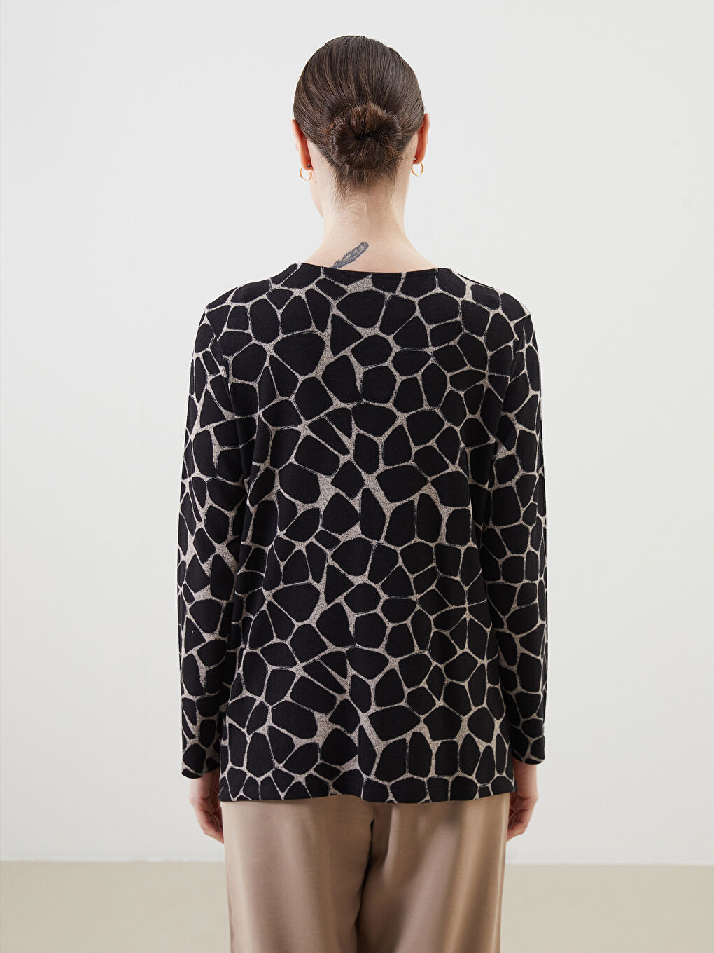 Siyah Kaçık Yaka Desenli Kadın Bluz-3