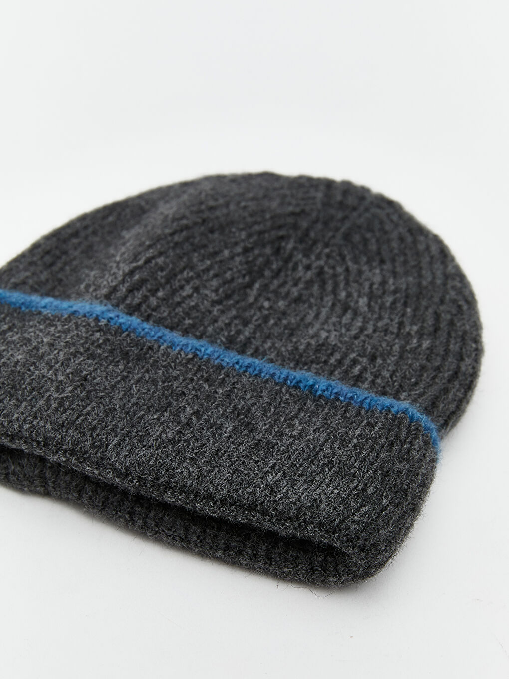 Gri Çizgi Nakışlı Erkek Bere-2