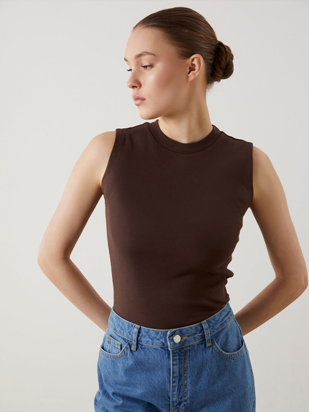 Kahverengi Bisiklet Yaka Kadın Atlet