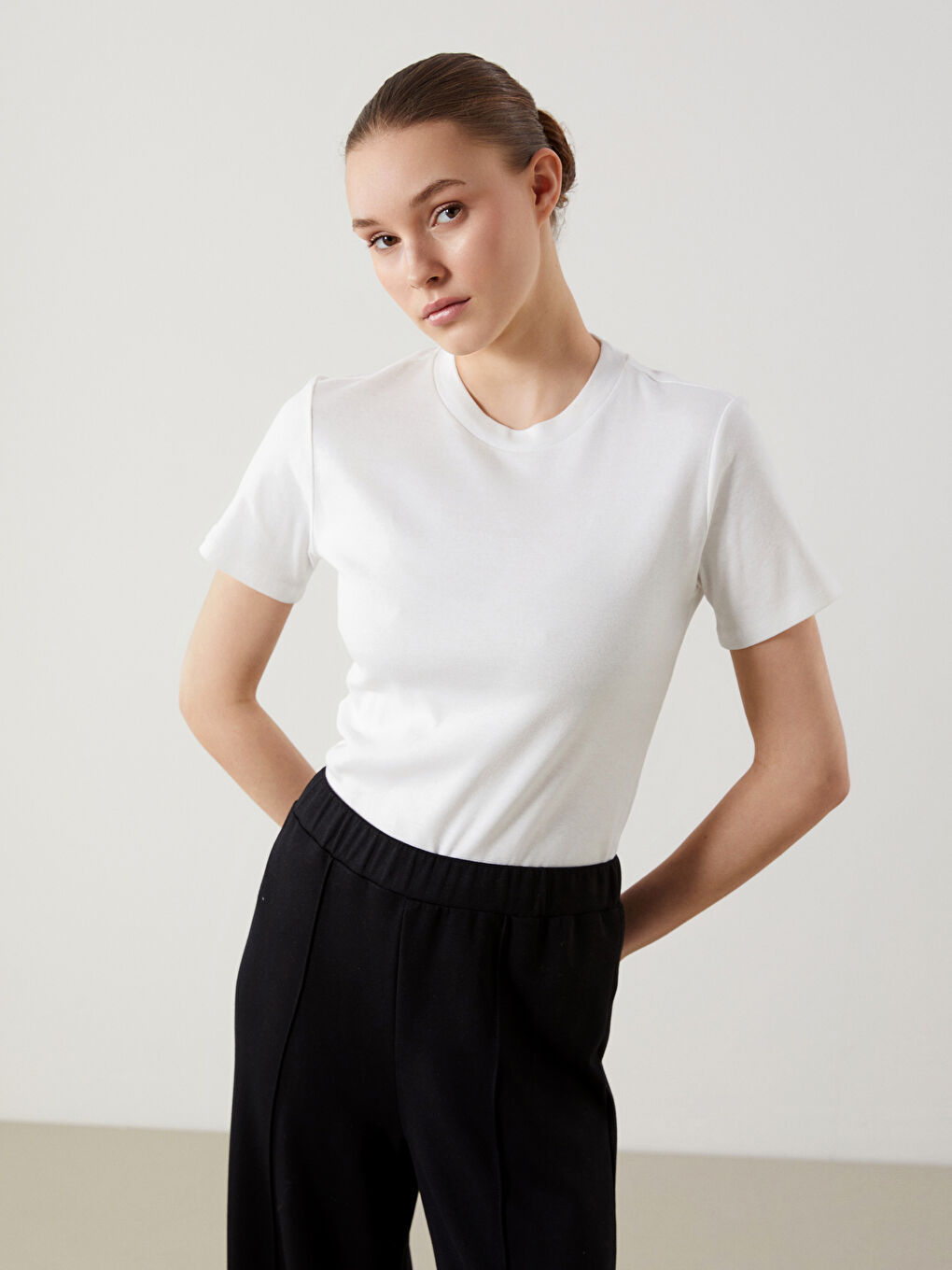 Beyaz Bisiklet Yaka Kadın Tişört