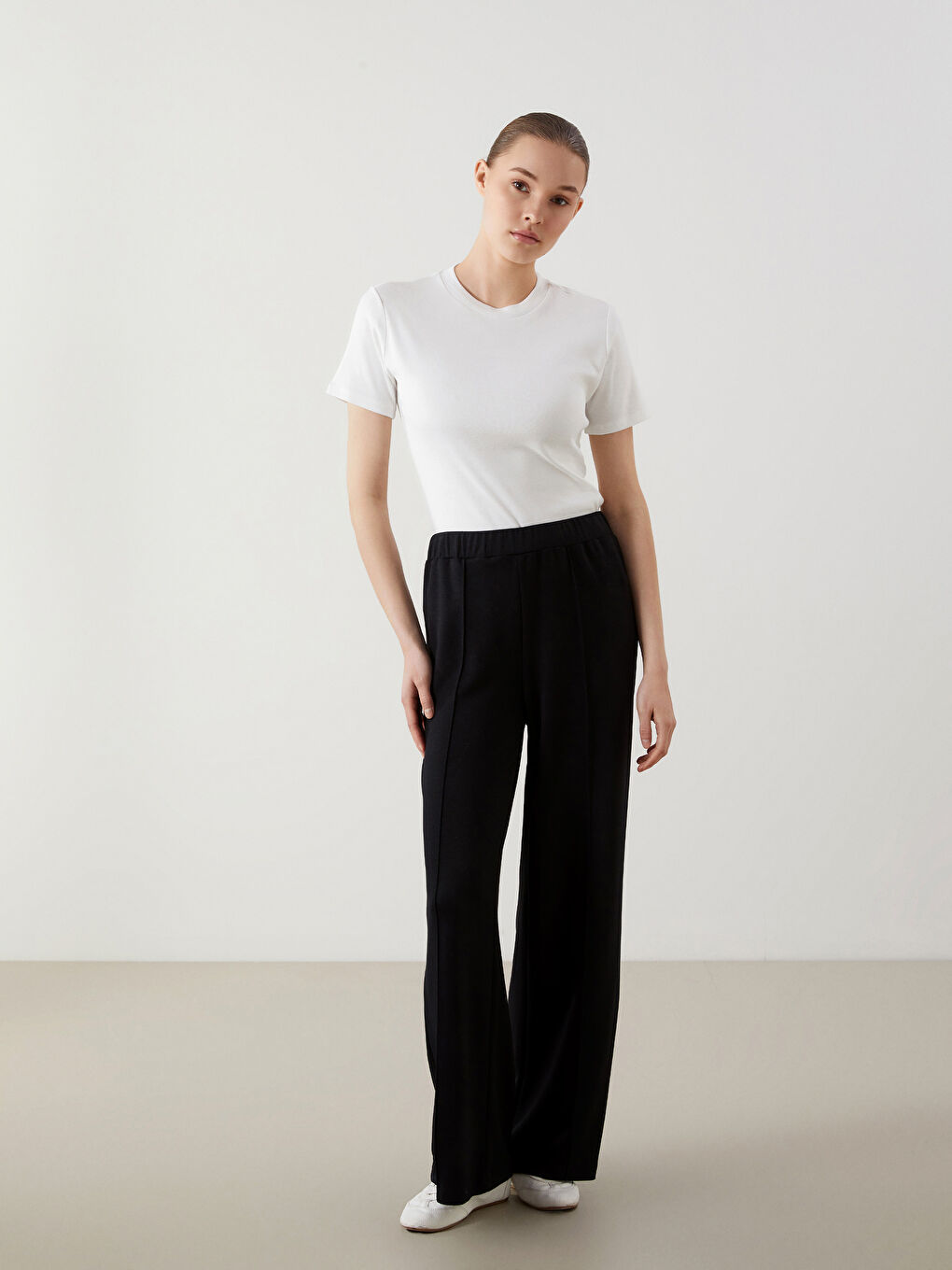 Beyaz Bisiklet Yaka Kadın Tişört-1