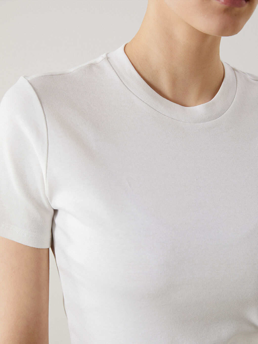 Beyaz Bisiklet Yaka Kadın Tişört-2