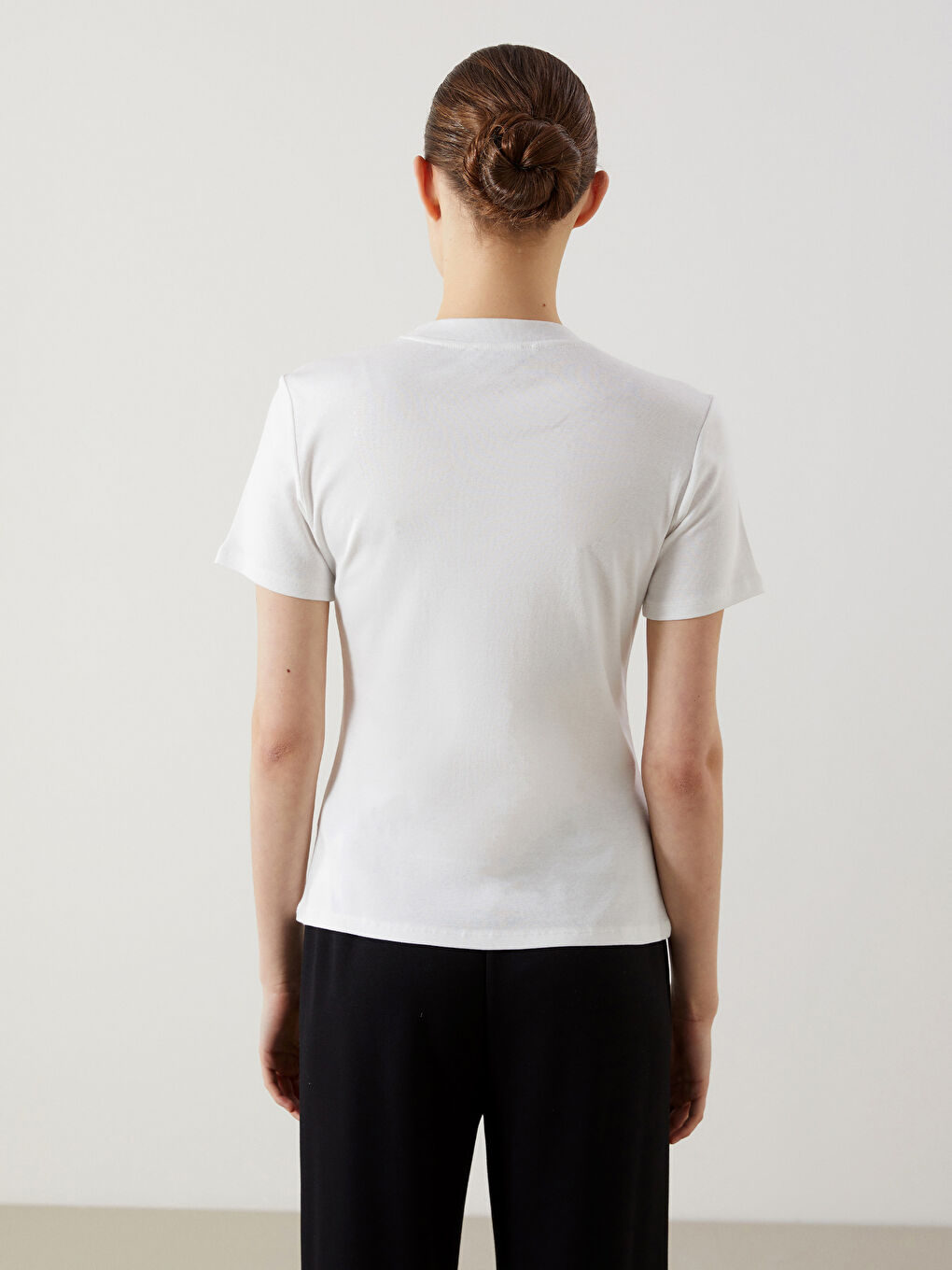 Beyaz Bisiklet Yaka Kadın Tişört-3