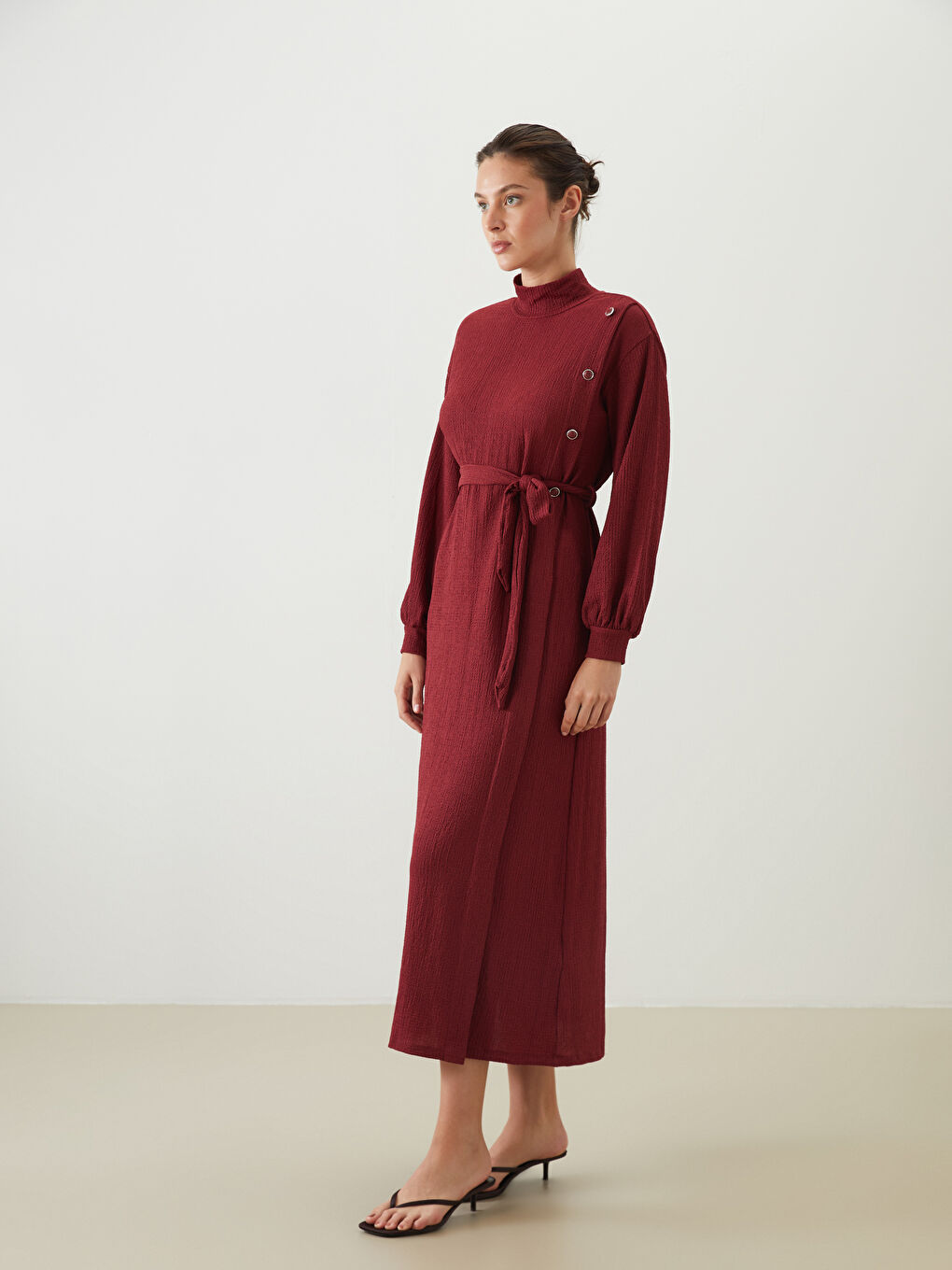 فستان بياقة قمع وملمس-3