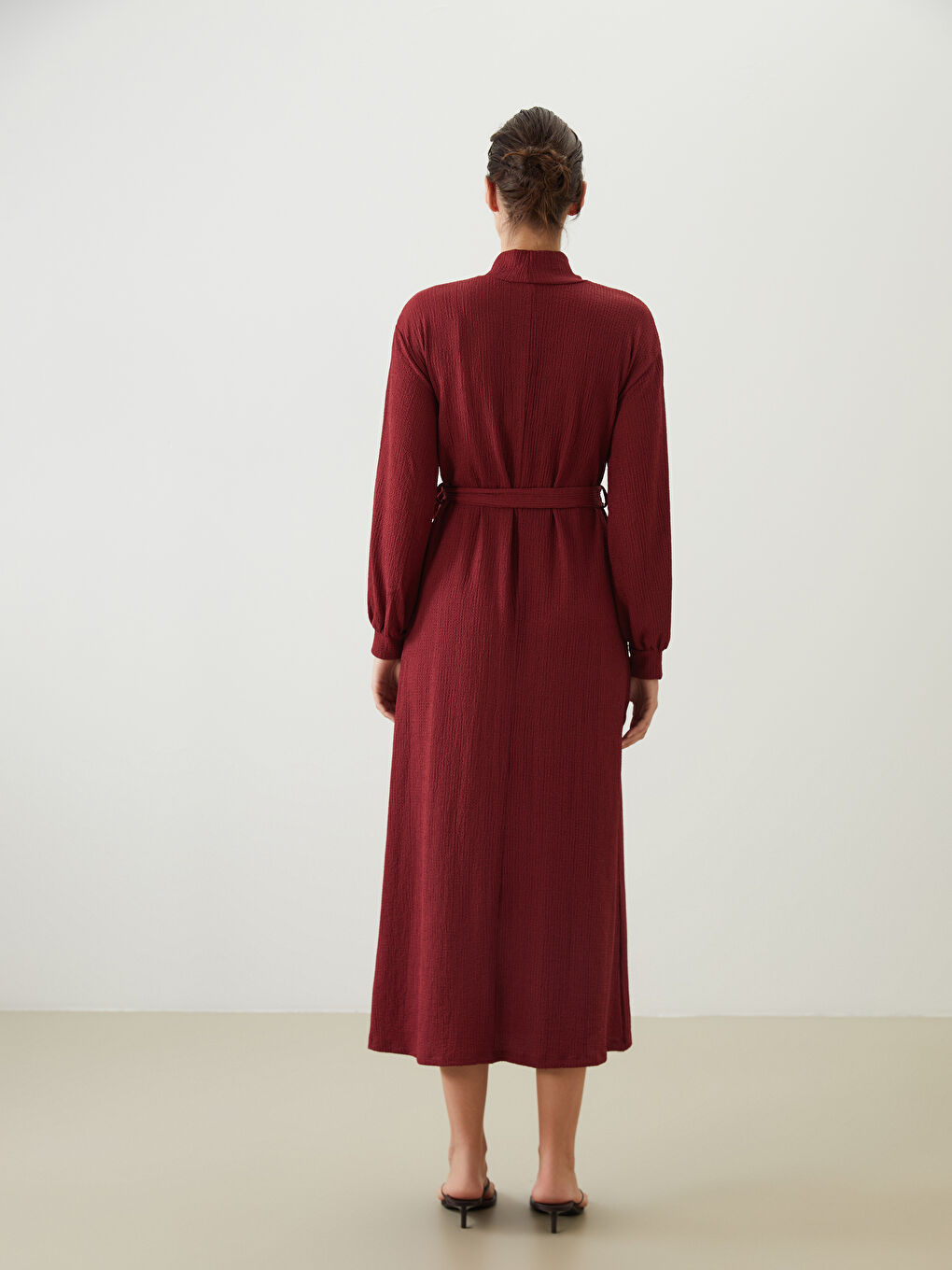 فستان بياقة قمع وملمس-7