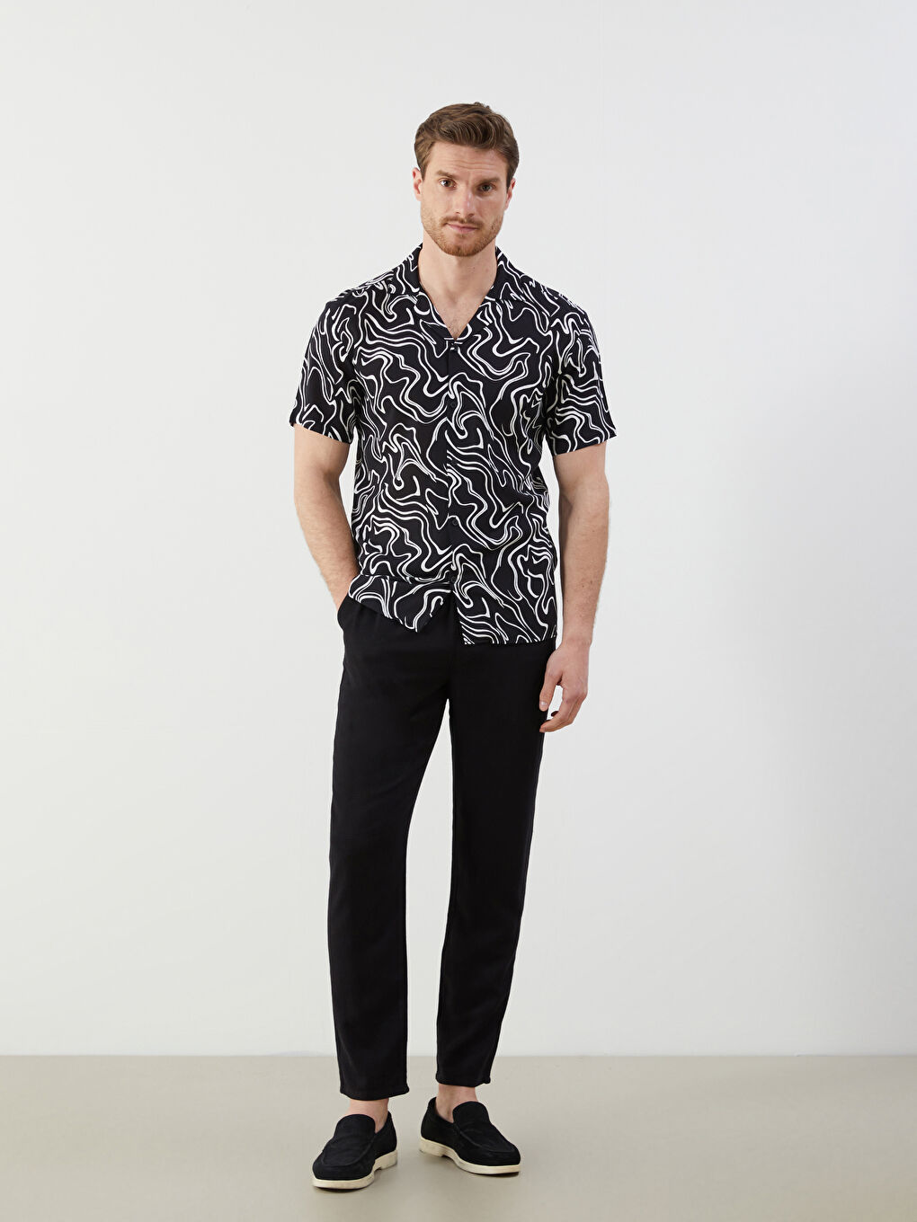 Siyah Regular Fit Kısa Kollu Desenli Viskon Erkek Gömlek-1