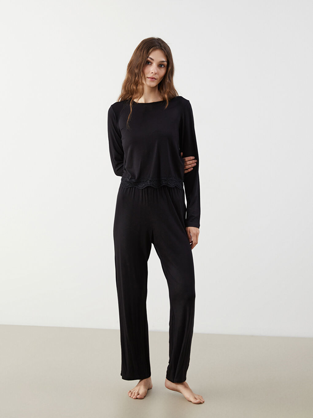 Siyah Bisiklet Yaka Dantel Detaylı Kadın Pijama Takımı-1