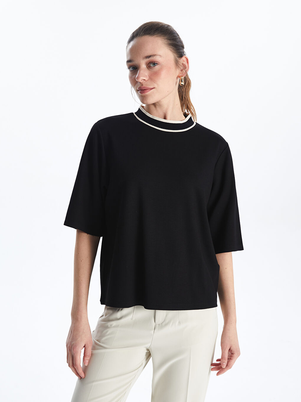 Siyah Bisiklet Yaka Kadın Tişört