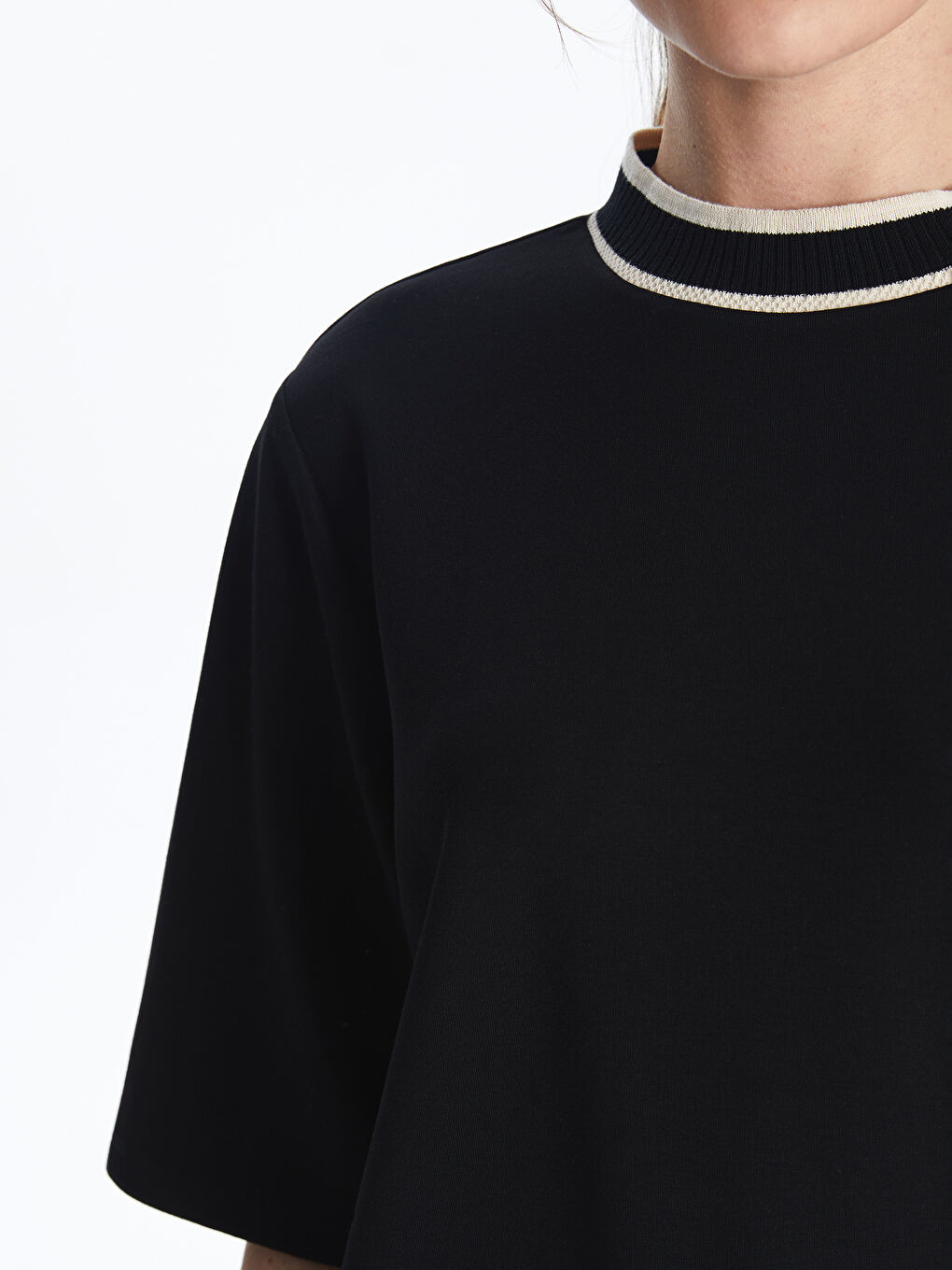 Siyah Bisiklet Yaka Kadın Tişört-2