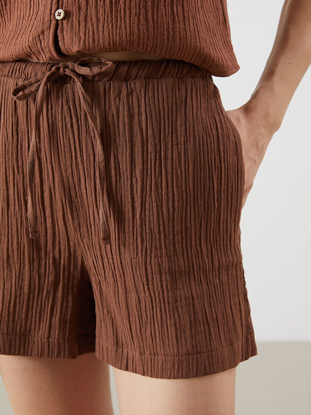 Kahverengi Beli Lastikli Dokulu Müslin Kadın Şort-2