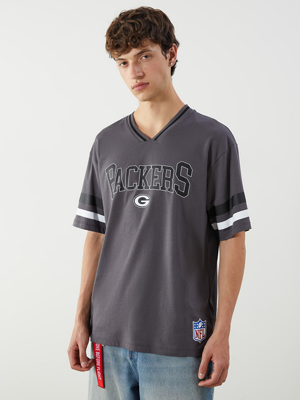 تيشيرت ياقة V كم قصير للرجال