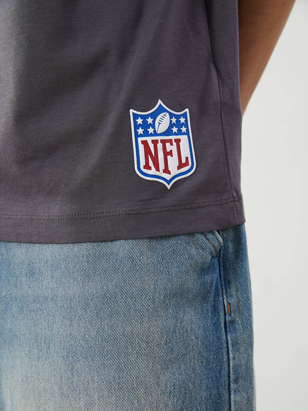 تيشيرت ياقة V كم قصير للرجال-2