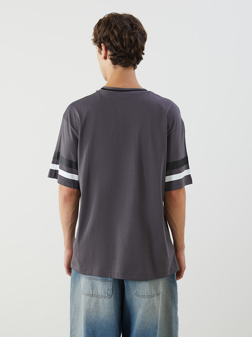 تيشيرت ياقة V كم قصير للرجال-3