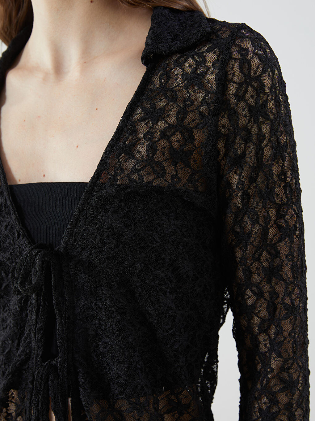 Siyah Polo Yaka Dantelli Kadın Hırka-2