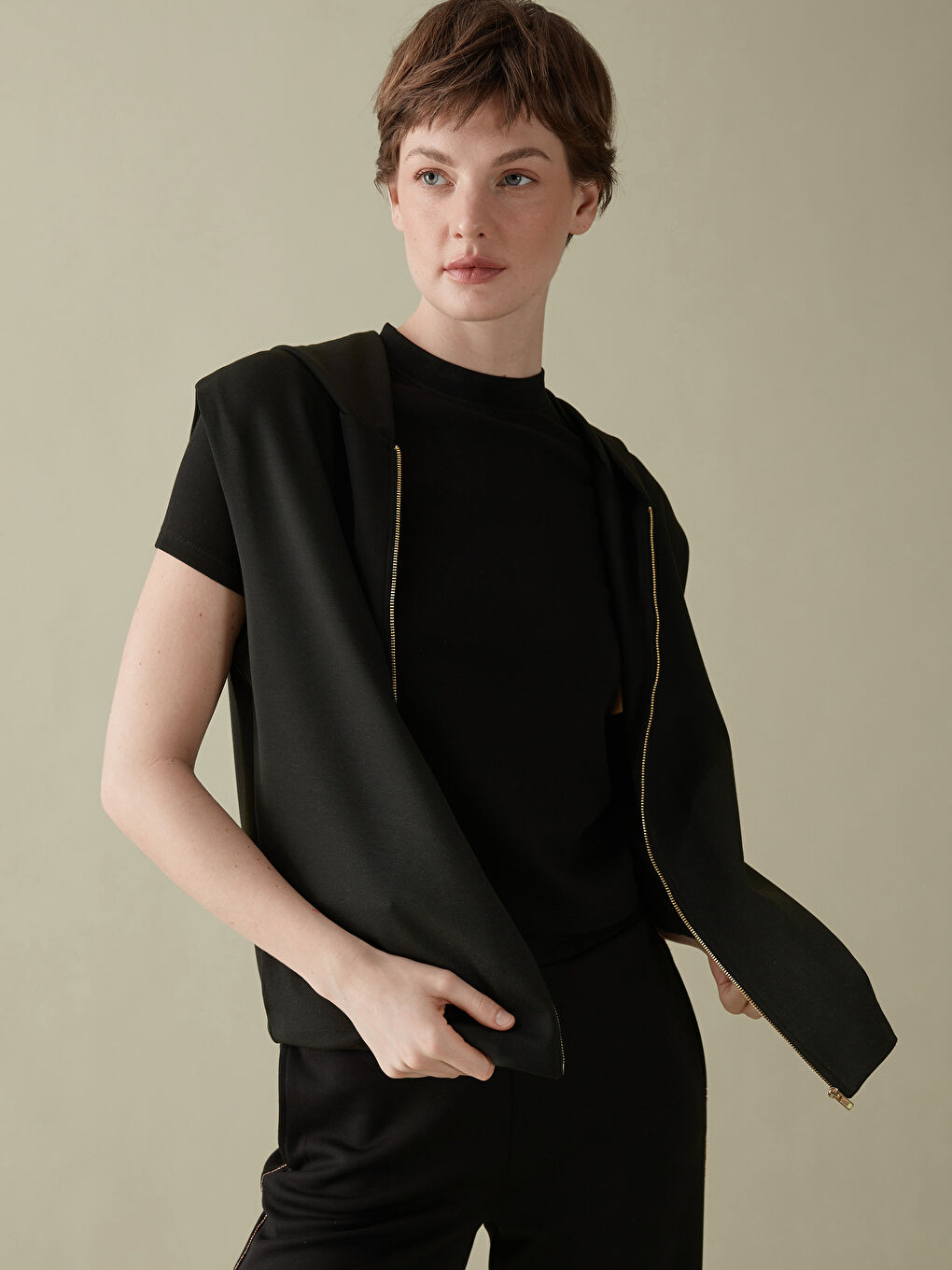 Siyah Kapüşonlu Kadın Fermuarlı Sweatshirt