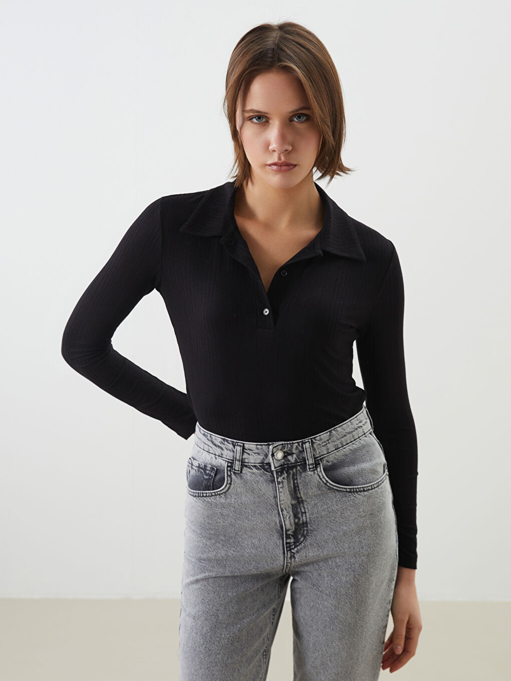 Siyah Polo Yaka Dokulu Kadın Tişört-1