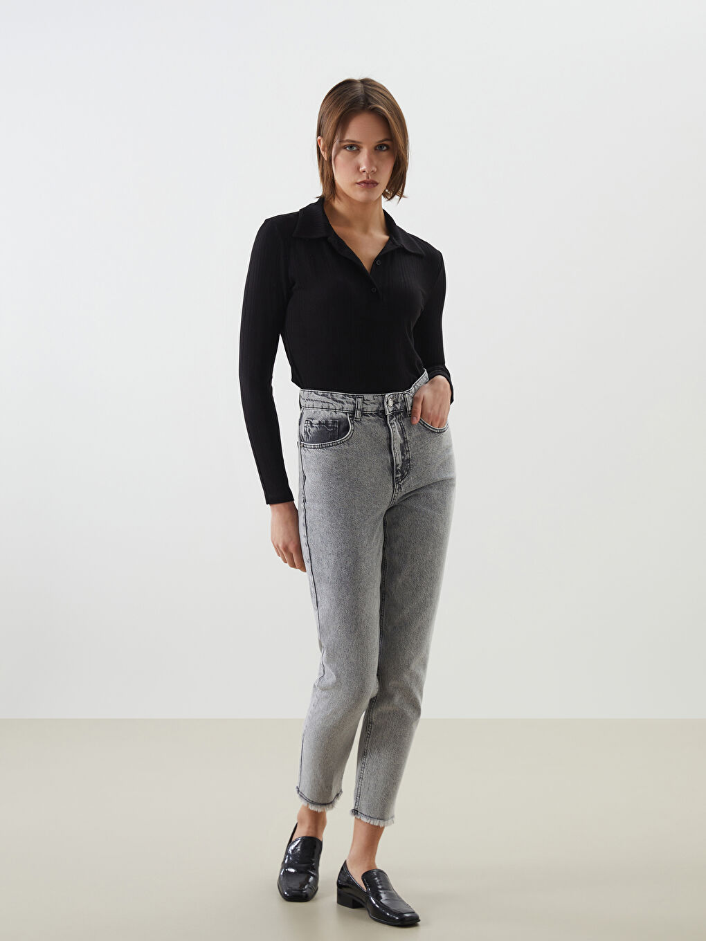 Siyah Polo Yaka Dokulu Kadın Tişört-3