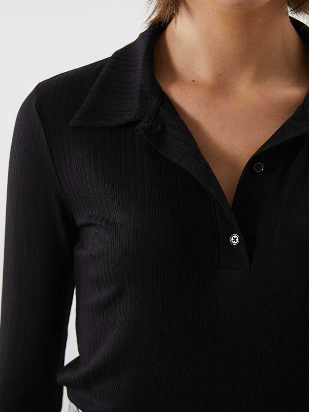 Siyah Polo Yaka Dokulu Kadın Tişört-5