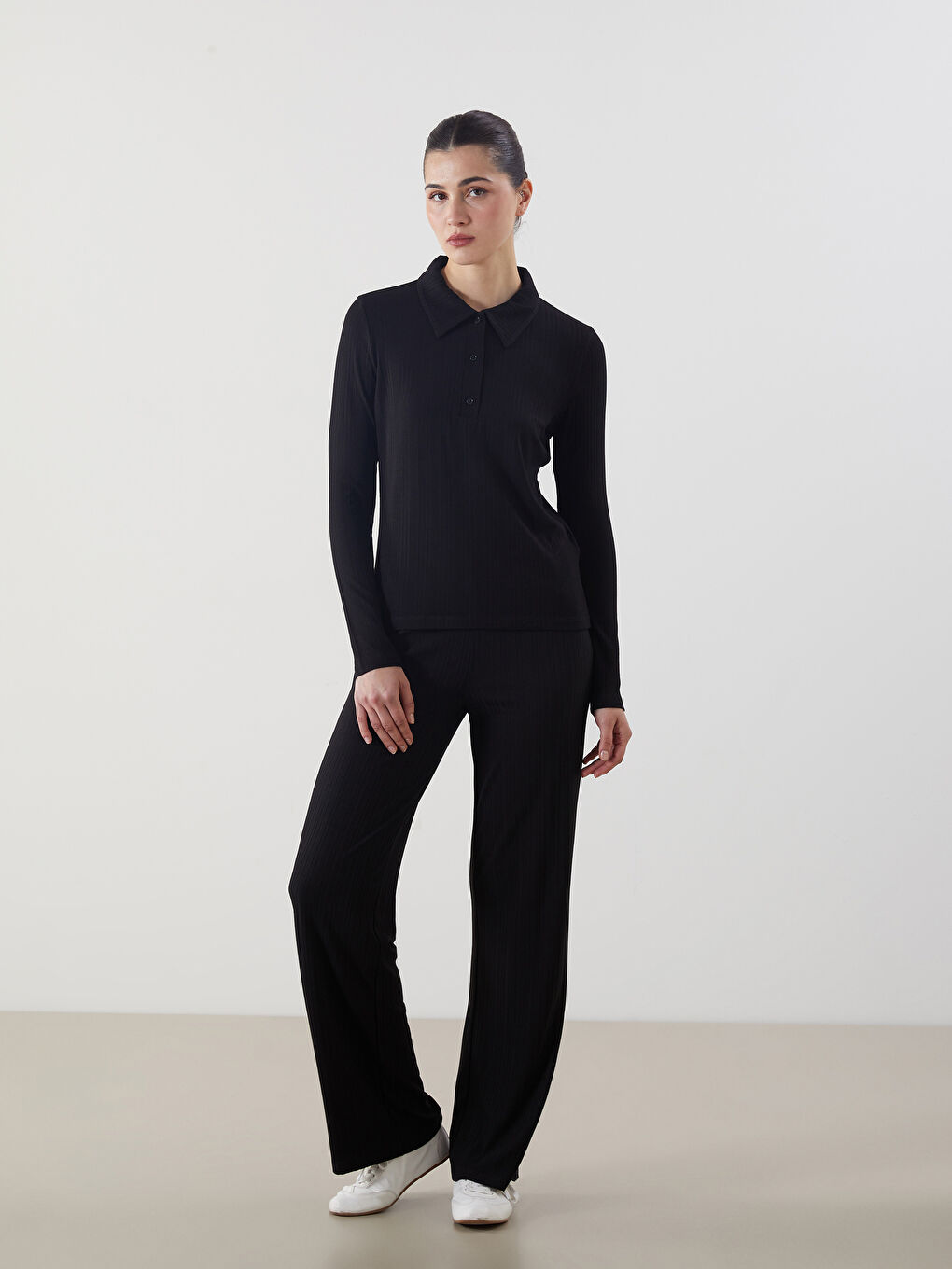 Siyah Polo Yaka Dokulu Kadın Tişört-2