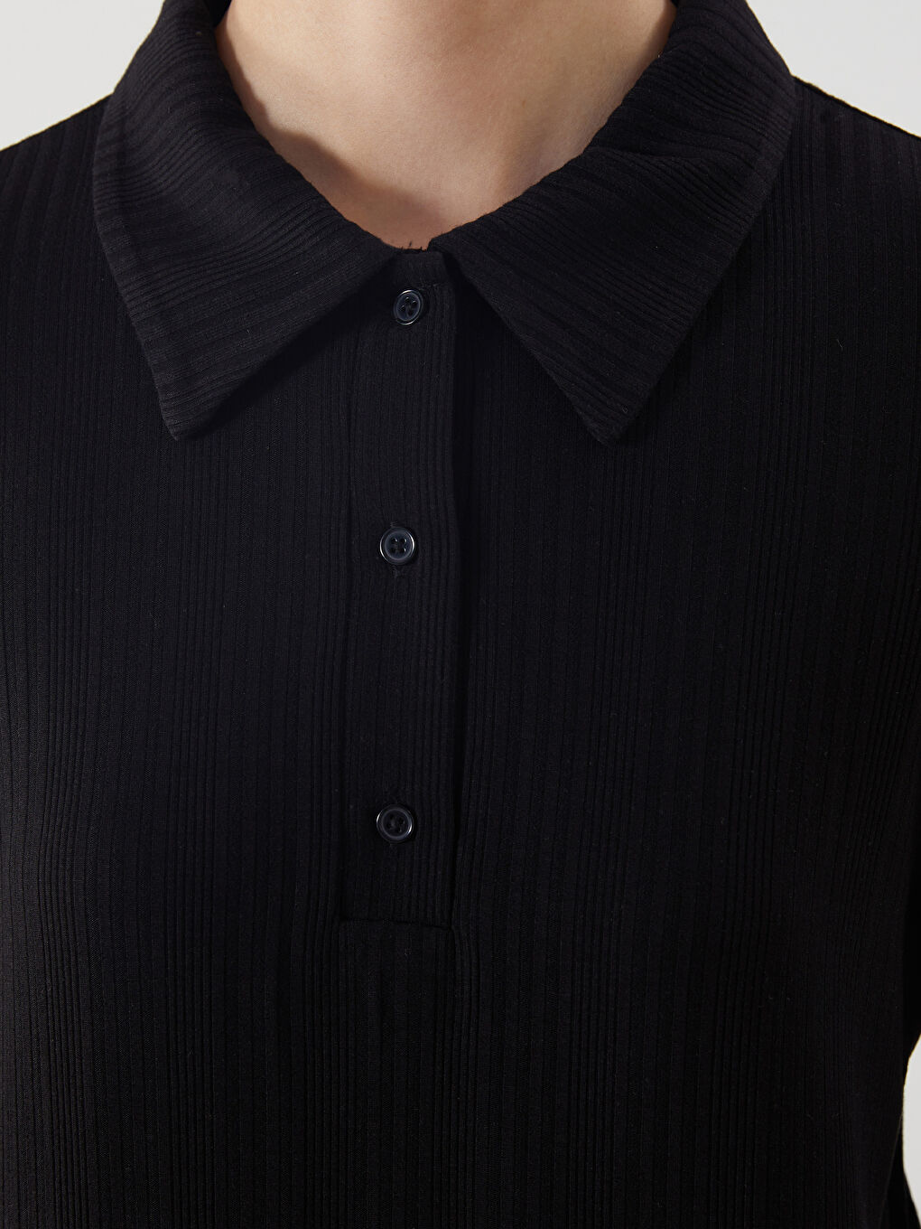 Siyah Polo Yaka Dokulu Kadın Tişört-4