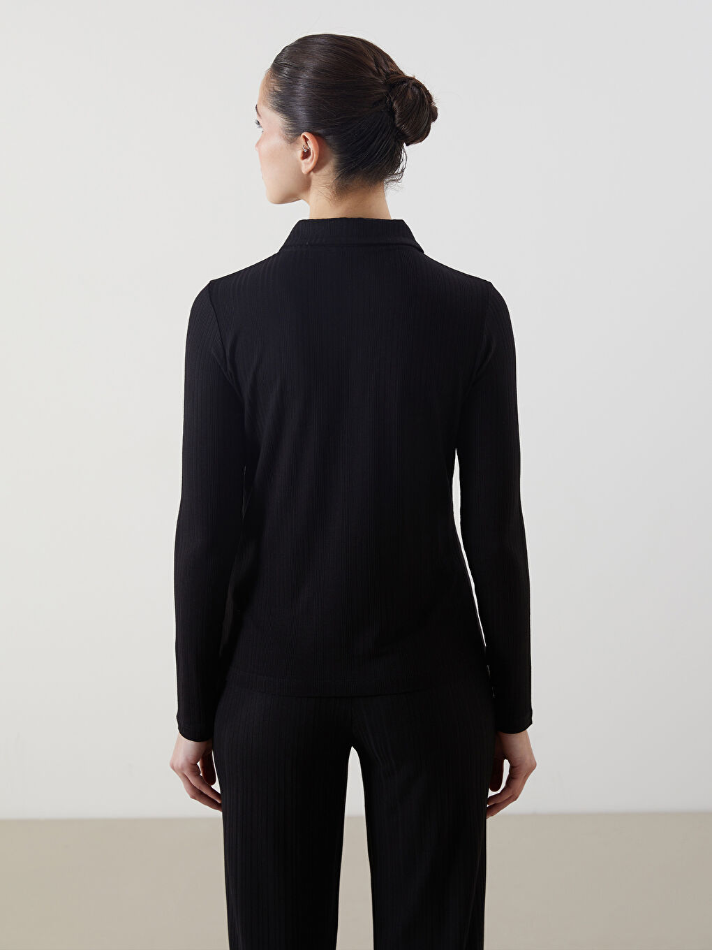 Siyah Polo Yaka Dokulu Kadın Tişört-6