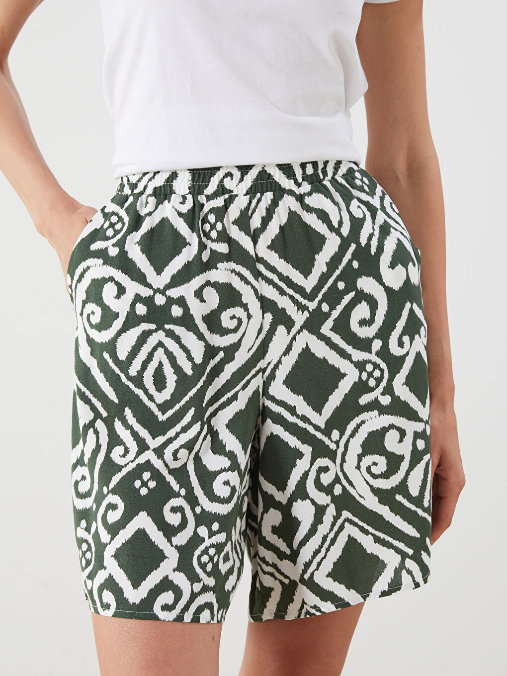 LCWAIKIKI Classic Elasticated Waist Patterned Women's Shorts -S5NH85Z8-LRR