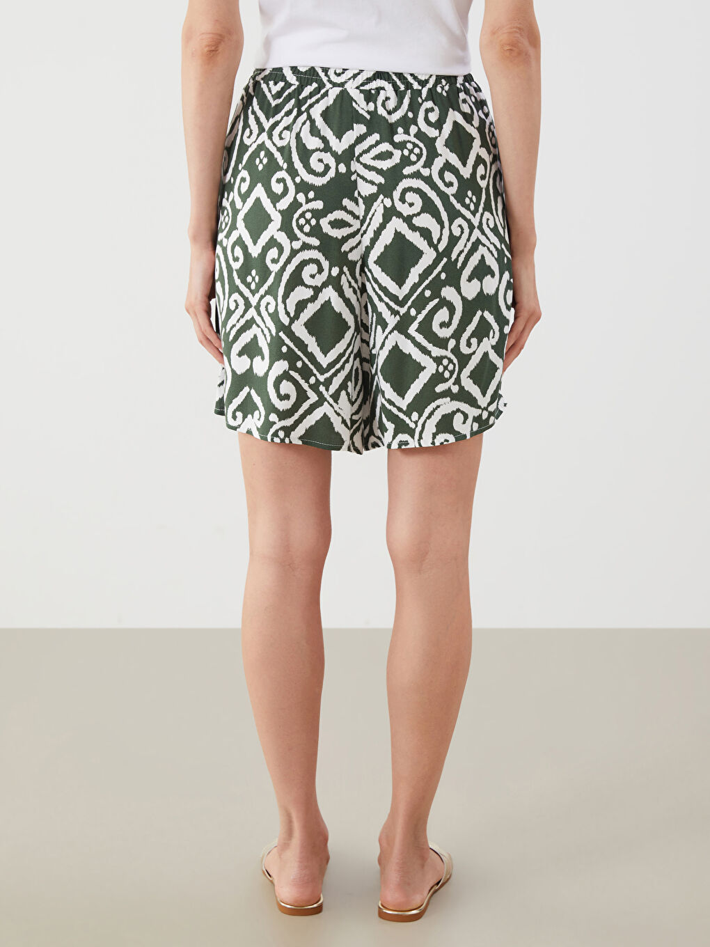 LCWAIKIKI Classic Elasticated Waist Patterned Women's Shorts -S5NH85Z8-LRR