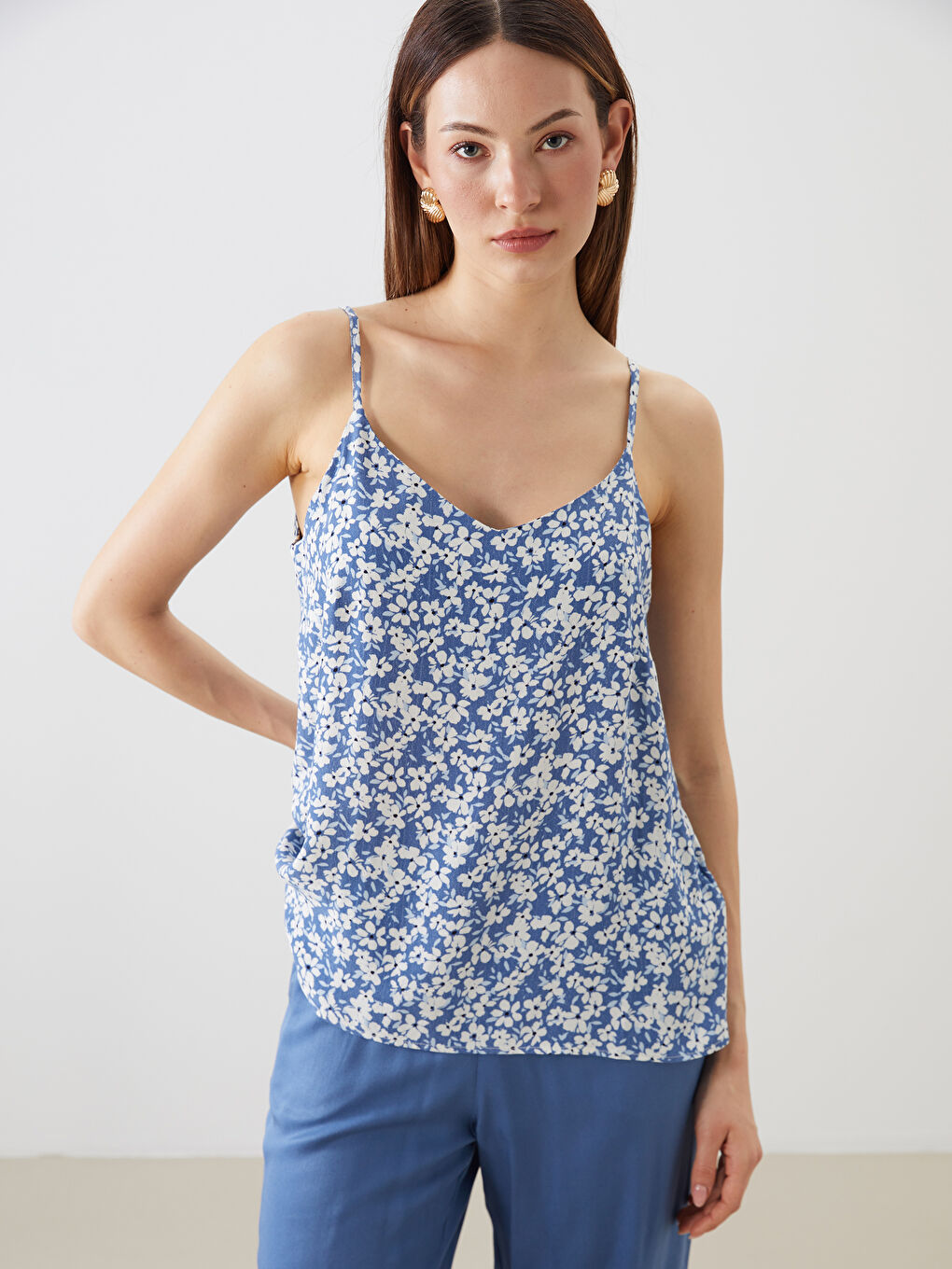 Mavi V Yaka Çiçekli Askılı Bluz