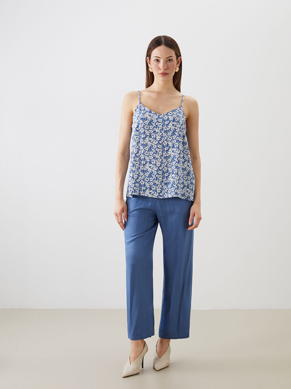 Mavi V Yaka Çiçekli Askılı Bluz-1